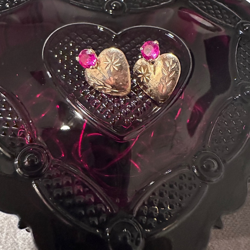 Vintage 18k solid gold earrings with Genuine Ruby & etched detailing - Picture 13 of 16